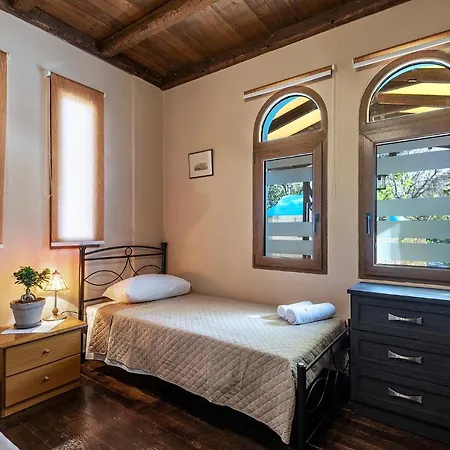 Selana House With Outdoor Pool 度假居